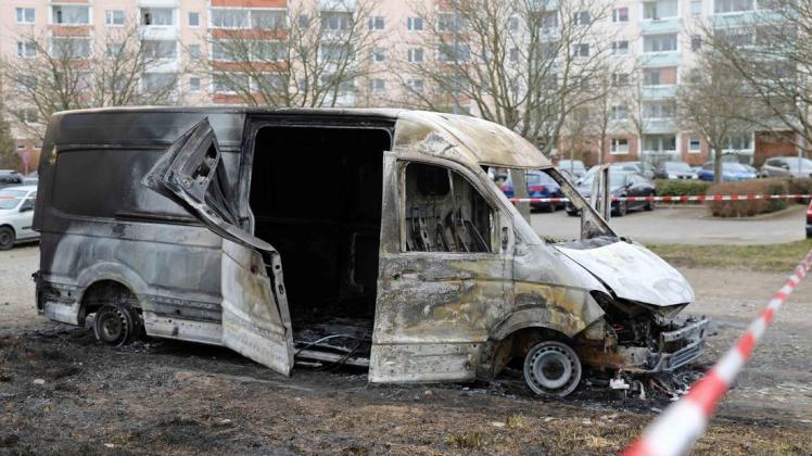 Der Transporter einer Autovermietung brannte im Hafenbahnweg in Toitenwinkel völlig aus.