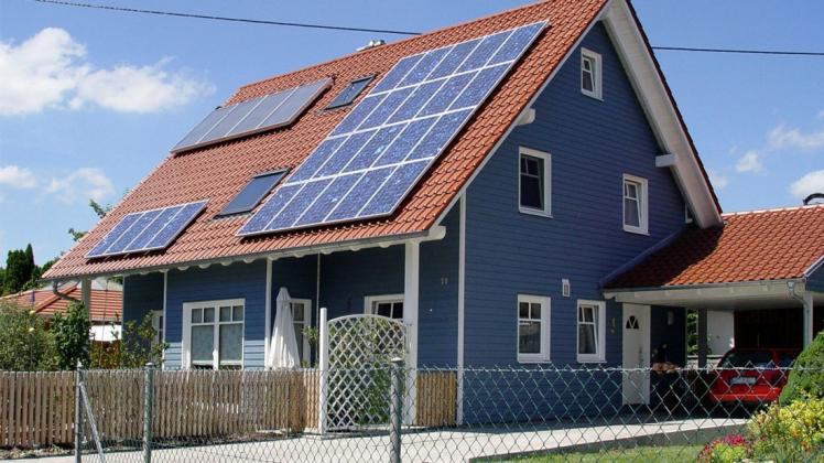Sonnenenergie zählt zu den am häufigsten eingesetzten erneuerbaren Energien. Auf immer mehr Hausdächern sind heute Solarkollektoren zu finden. Sonnenenergie zählt zu den am häufigsten eingesetzten erneuerbaren Energien. Auf immer mehr Hausdächern sind heute Solarkollektoren zu finden.