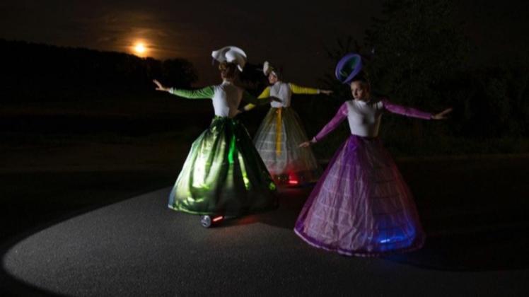 Eine Höhepunkt des Theaterfestivals "Rulle vorwärts" im September 2019 ist jetzt auch filmisch verfügbar: die schwebenden Sängerinnen im Mondlicht.