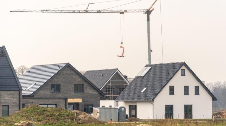 Im Baugebiet Meppen-Kuhweide sind im Frühjahr 2021 alle Grundstücke verkauft und viele bereits bebaut. Im Ortsteil Klein Fullen gibt es ebenfalls keine Bauplätze mehr.