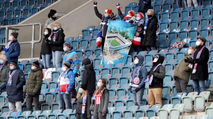 Ostseestadion: Fans freuen sich über den Spielbeginn. Erstmals wurden wieder Fans ins Stadion gelassen.
