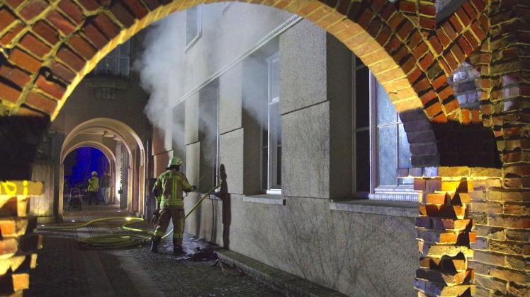 Historisches Rathaus in Gefahr: Feuerwehrkräfte bekämpfen die Flammen im Erdgeschoss des Delmenhorster Rathauses.
