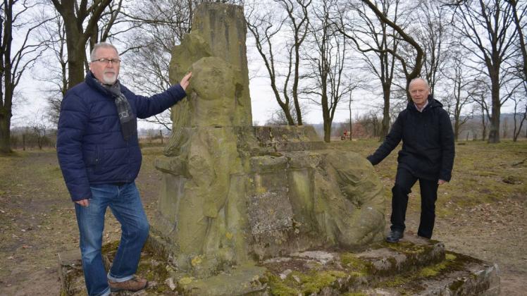 Sie wollen das schwer beschädigte Denkmal auf dem Güstrower Franzosenfriedhof restaurieren: Dr. Volker Probst (l.) und Dr. Arnold Fuchs vom Kunst- und Altertumsverein Güstrow.