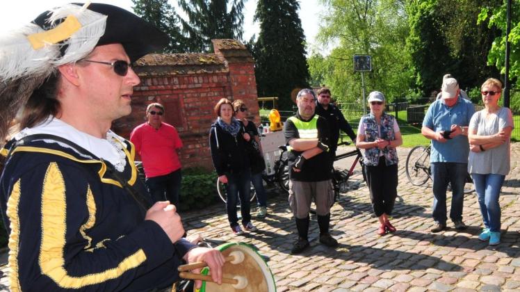 Seit einigen Jahren zeigt der Gadebuscher Mathias Schumann, verkleidet als Trommler, Gästen seine Heimatstadt.