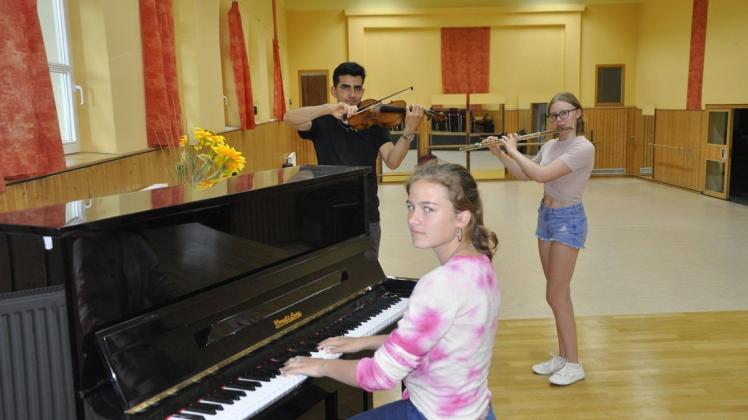 Josefine Westphal (rechts) und Emma Wielgosz - hier auf einer Probe vor Corona mit Firas Alfares - haben sich für den Bundeswettbewerb "Jugend musiziert" qualifiziert.