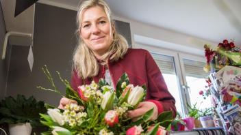 Johanna Grigo führt das Sternberger Blumenhäuschen seit 18 Jahren. Solch einen Frühlingsboten mit Tulpen, Heidelbeere und Waxflower kann sie sich auch gut für die Aktion des Zeitungsverlages vorstellen, die sie unterstützt.