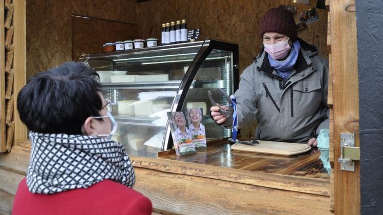 So wie Sandra Beyer (r.) vom Ziegenhof Kunow könnte bald auch ein Stand mit Salzwedeler Baumkuchen auf dem Perleberger Markt stehen. Dann würde nicht nur Bürgermeisterin Annett Jura (l.) staunen.
