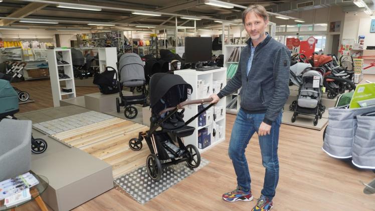 Seit drei Jahren betreibt Andreas Schneiders den Fachmarkt Babyone in Meppen. Auf dem Bild zu sehen ist die neue Teststrecke für Kinderwagen, die es inzwischen auch mit elektrischem Antrieb gibt.
