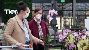 Carolin Ubbens und Mutter Ursel Marter aus Friedrichsfehn wurden bei ihrem Besuch zur Eröffnung von Blumen Ostmann in Oldenburg schnell fündig.