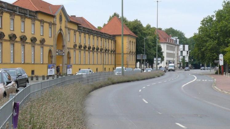 Der damalige Uni-Präsident Wolfgang Lücke sprach 2014 von einer „Behelfsautobahn“: Aus dem vierspurigen Neuen Graben zwischen Schloss und Lebenhof soll eine Allee werden. (Archivfoto)