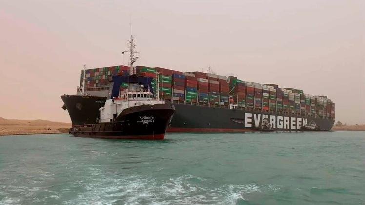 Ein Schlepper zieht das Frachtschiff "Ever Green". Das Frachtschiff ist in der Nacht zum 24. März auf Grund gelaufen und blockiert seither die wichtiges Schifffahrtsstraße zwischen Asien und Europa.