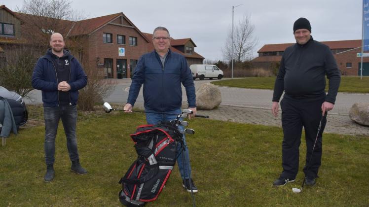 Golfanlagen-Manager Andreas Wilmer (Mitte) mit Gastronom Patrick Schumann vom Lokal Cut & Chill (links) und Golflehrer Achim Bruchner.