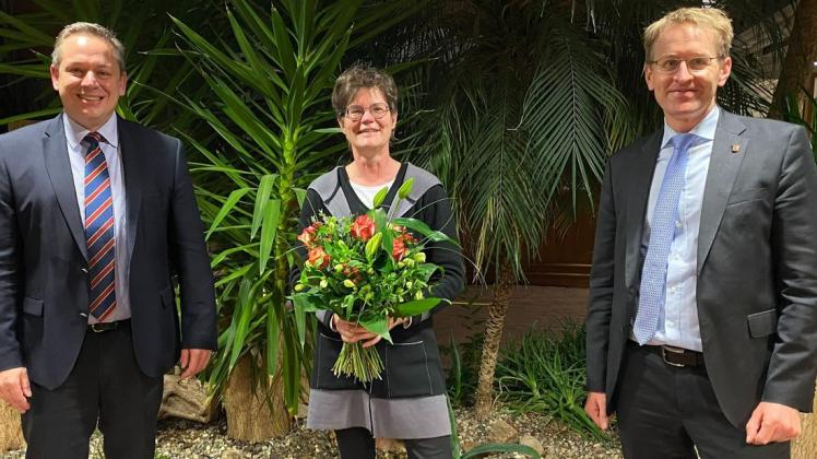 Die parteilose Jenny Kannengießer (Mitte) ist jetzt auch offiziell die gewählte Bürgermeisterin der CDU Eckernförde. Neben dem Ortsvorsitzenden Hendrik Söhler von Bargen (l.) gratulierte auch der in Eckernförde lebende Daniel Günther in seiner Eigenschaft als CDU-Landesvorsitzender.