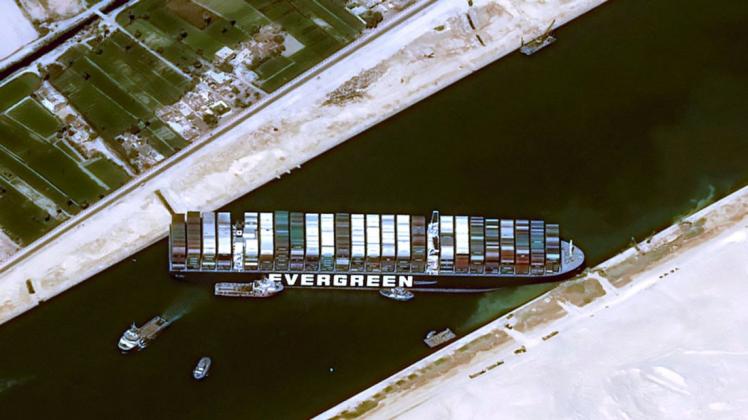 Das 400 Meter lange Containerschiff "Ever Given" hat sich im Suez-Kanal festgefahren.