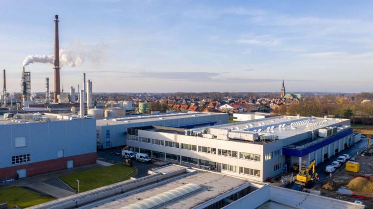 Das neue Batterietestzentrum vom Testinstitut ISP in Salzbergen ist europaweit eines der größten Einrichtungen seiner Art. Das neue Batterietestzentrum vom Testinstitut ISP in Salzbergen ist europaweit eines der größten Einrichtungen seiner Art.