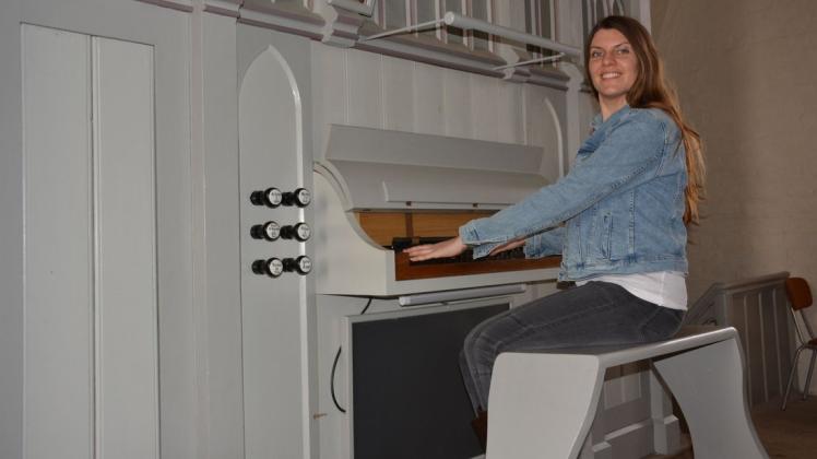 Kata Szabó ist die neue Kirchenmusikerin für die Städte Döbbersen, Neuenkirchen, Lassahn und Zarrentin. Sie möchte Jung wie Alt mit ihrem Orgelspiel begeistern.