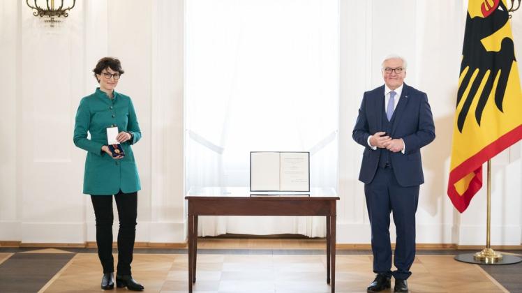 Bundespräsident Frank-Walter Steinmeier verleiht Ricarda Thiesen aus Risum-Lindholm den Verdienstorden der Bundesrepublik Deutschland für ihr Engagement während der Corona-Pandemie.