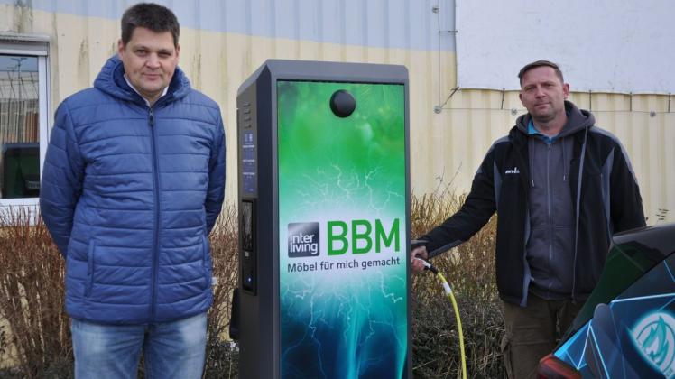 Reinhard Schleicher (l.) und Mathias Stoof weihten die neue E-Ladesäule auf dem BBM-Parkplatz am Donnerstag ein.