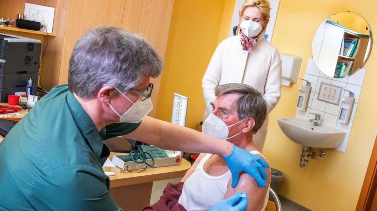 Manuela Schwesig (SPD), Ministerpräsidentin von Mecklenburg-Vorpommern, beobachtet in der Hausarztpraxis von Stefan Zutz in Neubukow das Impfen des 79-jährigen Patienten Dietrich Peters.