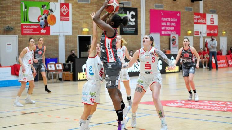 Wie fit ist Kelly Moten (am Ball) und können sich die Panthers um Jenny Strozyk, Emma Eichmeyer und Samantha Fuehring (in der Mitte, von links) lang genug strecken, um dem TSV Wasserburg auf Augenhöhe zu begegnen? Das sind zwei zentrale Fragen in den Playoffs. Wie fit ist Kelly Moten (am Ball) und können sich die Panthers um Jenny Strozyk, Emma Eichmeyer und Samantha Fuehring (in der Mitte, von links) lang genug strecken, um dem TSV Wasserburg auf Augenhöhe zu begegnen? Das sind zwei zentrale Fragen in den Playoffs.