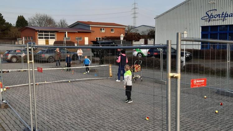Mangels Alternativen trainieren die jüngsten Spieler der Westfalia-Tennisabteilung in einem „Käfig“ aus Bauzäunen auf dem Parkplatz am Sportpark Westerkappeln.