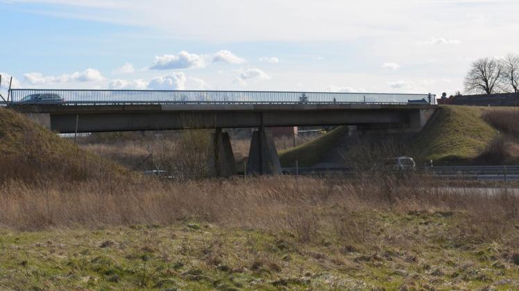 Die Brücke über die Autobahn 19 an der Anschlussstelle Laage ist marode und muss abgerissen werden. Zuvor wird eine Behelfsbrücke errichtet.