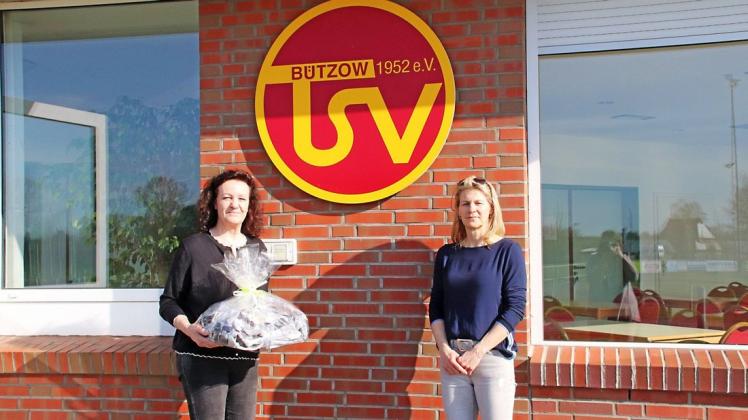 Sandra Klein (l.) war sieben Jahre die Kassenwartin des TSV Bützow. Jetzt verabschiedet sie sich und Vereinsvorsitzende Kristin Dahlmann bedankt sich für ihre Arbeit.
