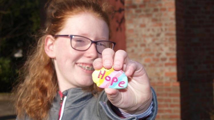 „Hope“ heißt „Hoffnung“: Vorkonfirmandin Neele Asmus (14 Jahre) mit einem ihrer Ostersteine.