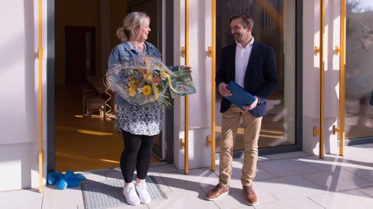 Statt Schlüsselübergabe an Doreen Dahmer (l.), der neuen Leiterin der Dobbertiner Kita, gibt ein Kinderbuch der ortsansässigen Autorin Kristina Andres, überreicht von Bürgermeister Dirk Mittelstädt (r.)