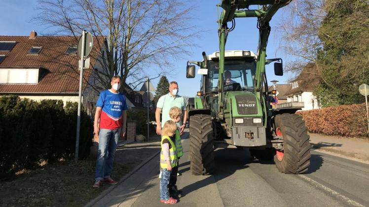 V.l.: Wo Frank Lenk (UWG), Carsten Jesußek (UWK) sowie die Kinder Christoph und Rieke stehen, könnte künftig ein Gehweg entstehen. Für alle Verkehrsteilnehmer wäre dann nur noch wenig Platz. V.l.: Wo Frank Lenk (UWG), Carsten Jesußek (UWK) sowie die Kinder Christoph und Rieke stehen, könnte künftig ein Gehweg entstehen. Für alle Verkehrsteilnehmer wäre dann nur noch wenig Platz.