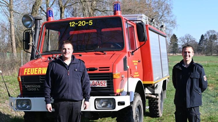 Sie haben jetzt ein historisches Feuerwehrfahrzeug aus der Gemeinde Ganderkesee bekommen: Manuel Siegmon (links) und Simon Woltmann vom Verein "Grafschafter Blaulichter".