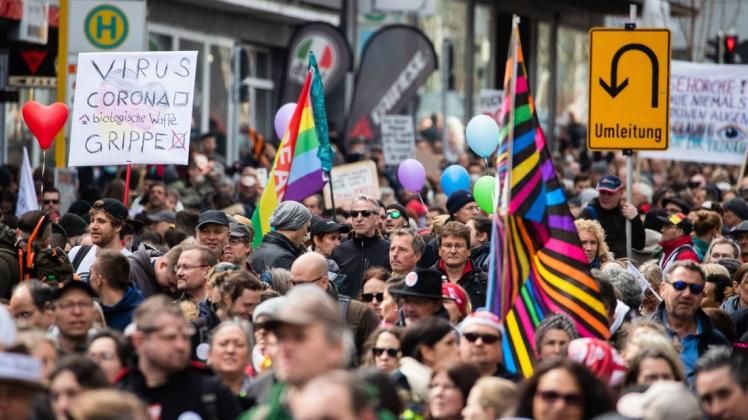 Zahlreiche Menschen nehmen an einer Demonstration der Initiative "Querdenken" teil und ziehen mit Ziel Cannstatter Wasen durch die Stuttgarter Innenstadt. Die Demonstration richtet sich gegen die Pandemie-Einschränkungen der Bundesregierung - Abstandsregeln und das tragen von Masken wurde größtenteils missachtet.