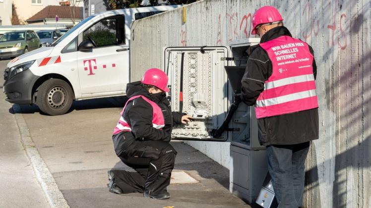 Arbeiten an einem Multifunktionsgehäuse: Die Telekom meldet 100 Prozent Mobilfunkabdeckung in Ostholstein.