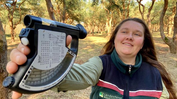 Um bei der Waldinventur eine Höhenmessung der Bäume vornehmen zu können, kommt auch dieses Gerät namens Blume-Leiss zum Einsatz. Im Bild: Försterin Steffi Wassermann vom Forstamt Grevesmühlen.