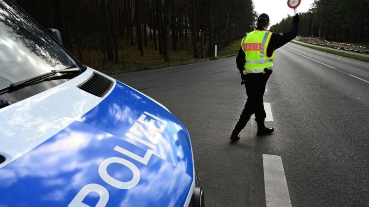 Polizeikontrolle, ob das Verbot touristischer Einreisen nach MV eingehalten wird.