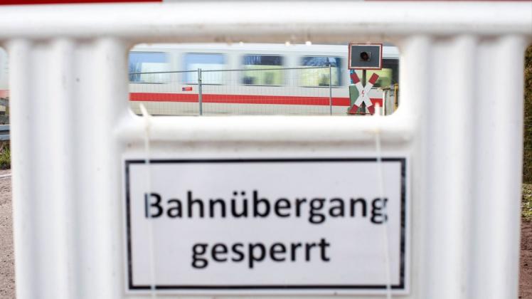 Beim Bahnübergang am Großen Tannenweg finden Gleisbauarbeiten statt. (Symbolfoto)
