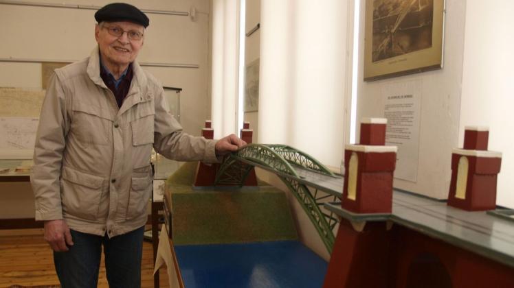 Museumsleiter Fritz-Hermann Barnstedt zeigt ein Modell der alten Grünentaler Hochbrücke, das Realschüler gebaut haben.