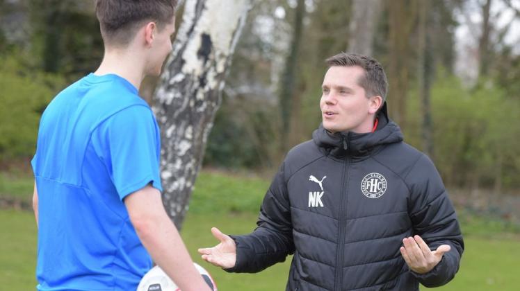 Legt Wert auf einen intensiven Austausch mit seinen Spielern: Hudes neuer Bezirksliga-Trainer Nikolai Klein.