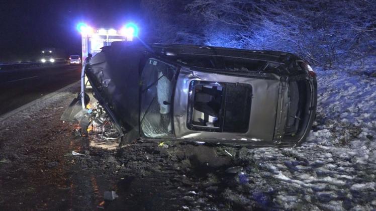 Trotz Überschlag kam der Fahrer mit leichten Verletzungen davon. Trotz Überschlag kam der Fahrer mit leichten Verletzungen davon.