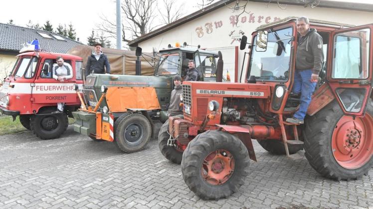Die Traktorfans kombinieren zwei Hobbys erfolgreich miteinander: Freiwillige Feuerwehr und Traktorleidenschaft.