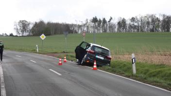 Zwei Verletzte forderte ein Unfall, der sich am Dienstagmittag auf der Bergstraße in Büren ereignete.