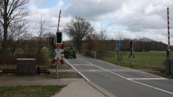Dieser aus Richtung Hollage kommende Trecker dürfte jetzt rechts in den Feldweg unmittelbar neben den Gleisen einbiegen. Landwirte aus der Gegenrichtung müssen erst geradeaus bis zum Hollager Kreisel am Fürstenauer Weg fahren, um dort zu wenden.