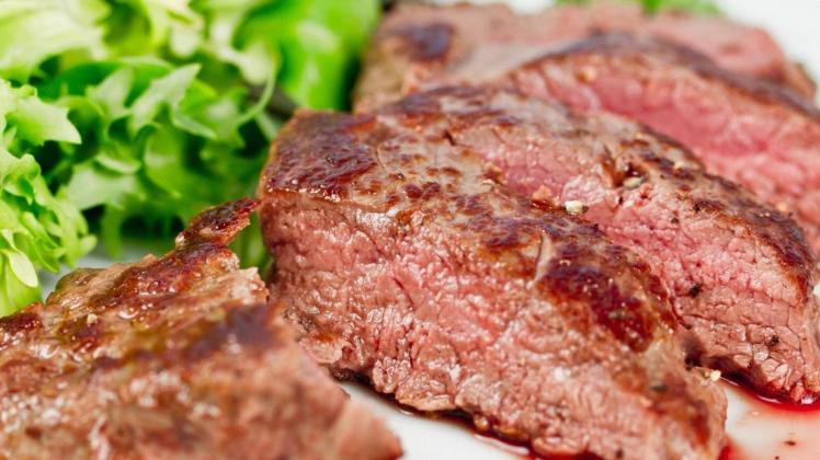 Rumpsteak - der perfekte Steak-Klassiker schlechthin wird kurz gebraten und heute im Restaurant „A Tavola“ mit Pesto-Sahne-Sauce, Pasta und Salat als Mittagsgericht zum Abholen zubereitet.
