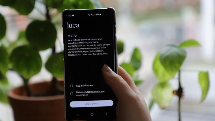 Wer die Luca-App auf sein Handy geladen hat, kann darüber einchecken, wenn er ein Restaurant, ein öffentliches Gebäude oder eine Veranstaltung besucht. Auch im Quickborner Rathaus wird das System zur Kontaktnachverfolgung inzwischen genutzt.