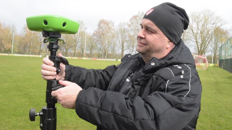 Lars Rolwes, der Leiter der Jugendabteilung, präsentiert die neue Kamera des TuS Heidkrug, die den Trainern der Fußballer neue Erkenntnisse bringen soll.