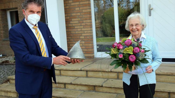 100 Jahre alt und immer noch ehrenamtlich aktiv: Elfriede Walkenhorst ist seit Jahrzehnten für das Haus am Lechtenbrink aktiv. Bürgermeister Guido Halfter überreichte ihr als Dank die Haifischflosse zum „Tag des BISSes“ 2020.