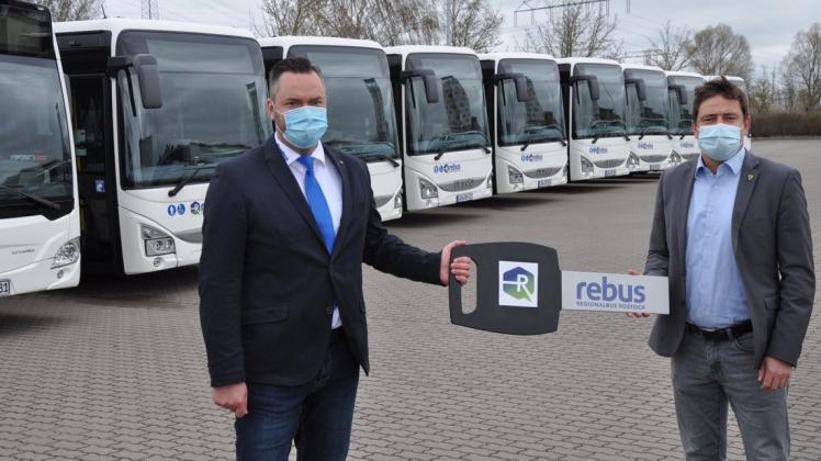 Schlüsselübergabe vor neun der zwölf bestellten Busse: Rebus-Geschäftsführer Thomas Nienkerk (l.) und Landrat Sebastian Constien.