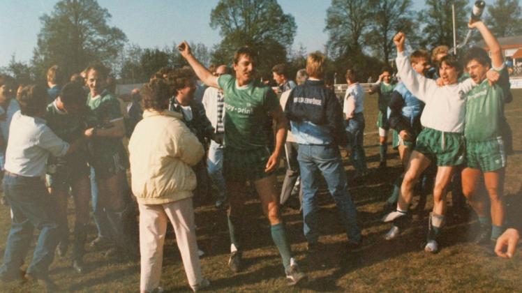Peter Schaly (Mi.) feiert am 12. Mai 1988 auf dem Platz des FC Kilia Kiel zusammen mit seinen Mitspielern den größten Erfolg in der Vereinsgeschichte des VfR Eckernförde: Den Aufstieg in die Bezirksliga.