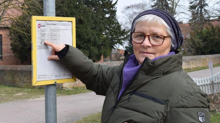 Isolde Gorsboth an ihrer Bushaltestelle in Rühstädt. Sie wünscht sich auch deutlichere Beschriftungen der Busse.