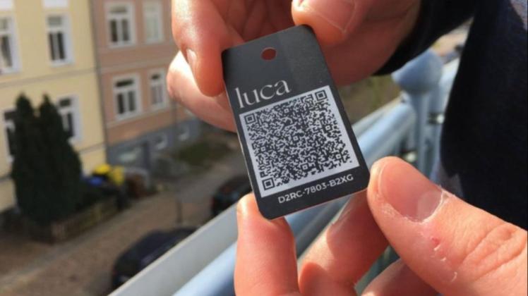 Auch ohne Smartphone kann die Luca-App genutzt werden. So sieht der Chip am Schlüsselanhänger aus.